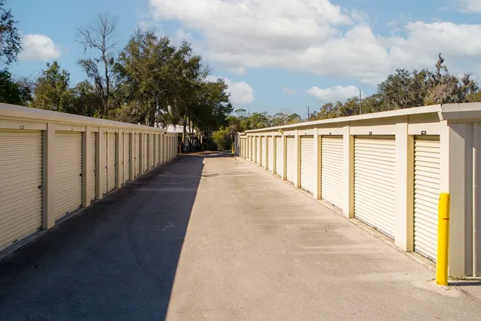 Wide drive aisles with multiple drive-up storage units for convenient loading
